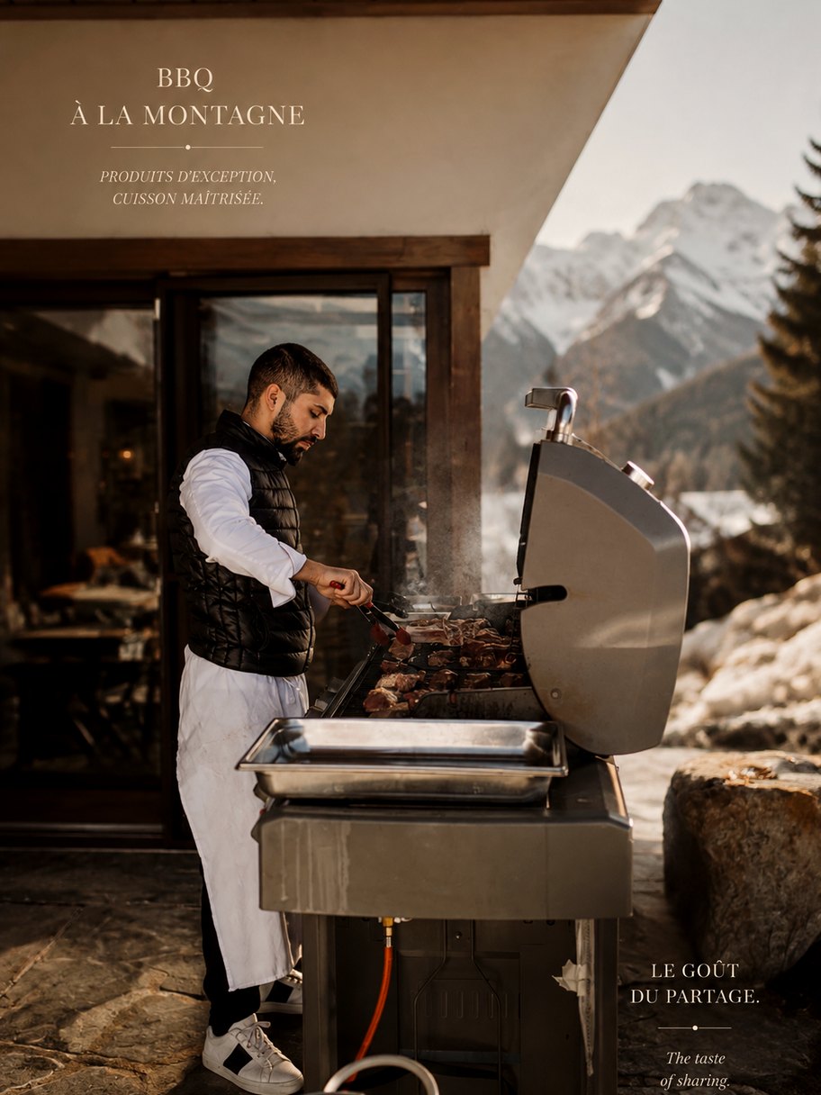 Le Chef au barbecue face aux montagnes enneigées
