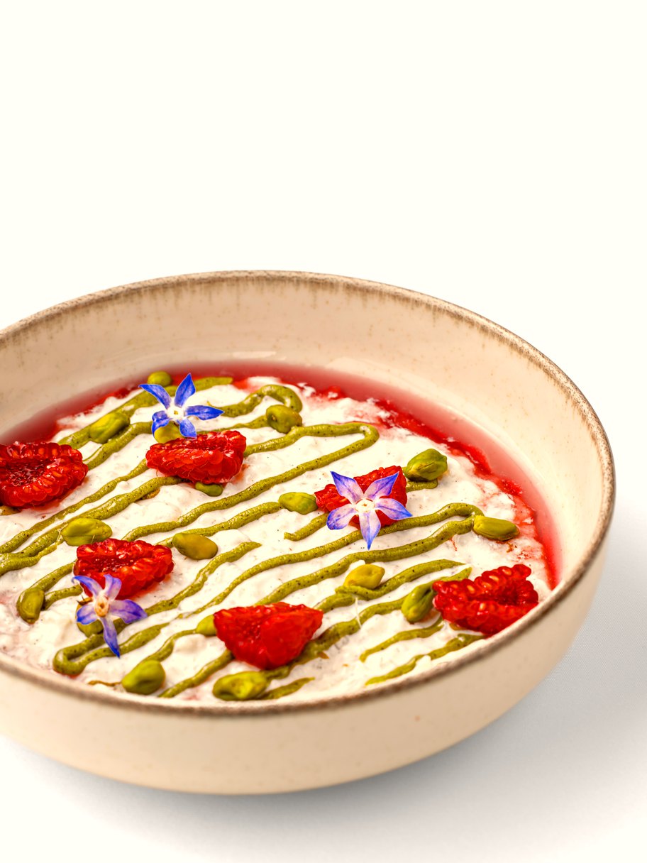Dessert aux fleurs comestibles, dressé minute par le Chef