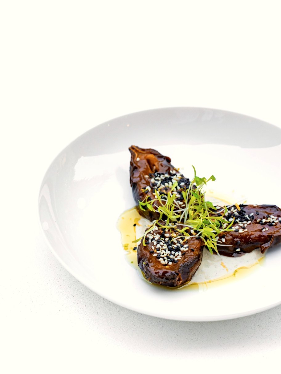 Pièce de bœuf snackée, jus et jeunes pousses