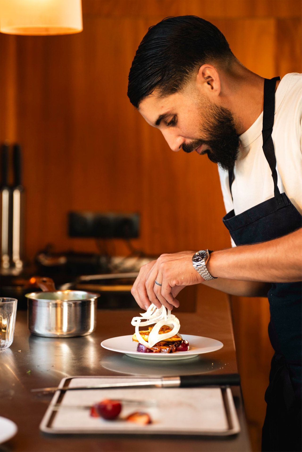 Le chef Yazid Nassime dressant une assiette en cuisine